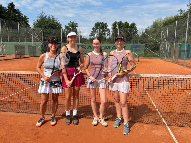 Spielerinnen des TC Mattighofen mit Schlägern auf dem Sandplatz