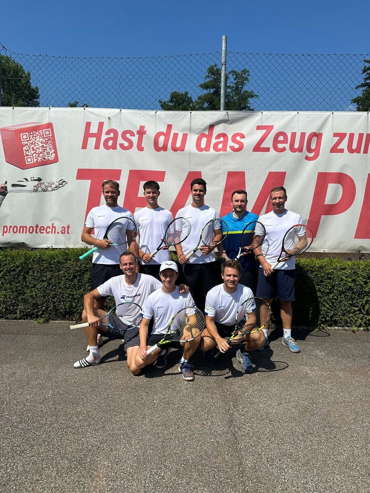 Mannschaft des TC Mattighofen vor dem Promotech-Banner