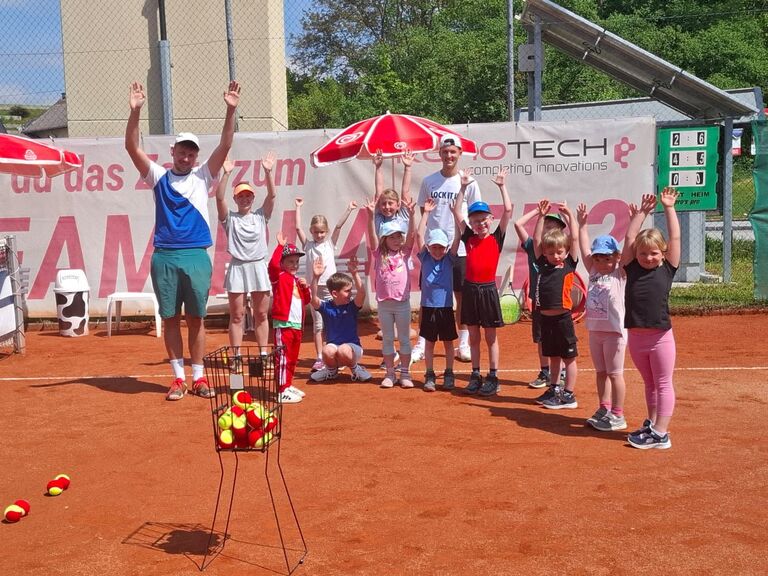 Kinder beim Tennistraining auf dem Sandplatz des TC Mattighofen